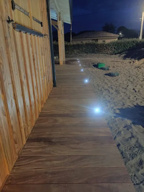Terrasse en bois éclairée le soir