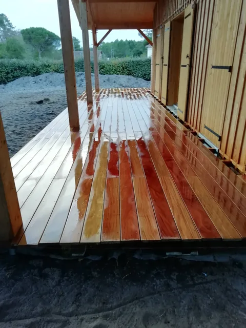Terrasse en bois sous abri