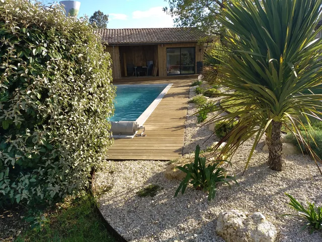 Terrasse en bois au bord de la piscine