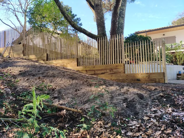 Clôture ajourée en cours de réalisation