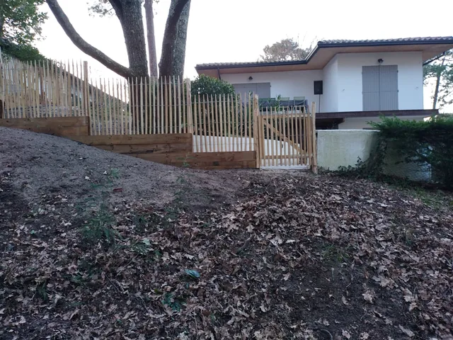 Clôture bois et accès de la maison