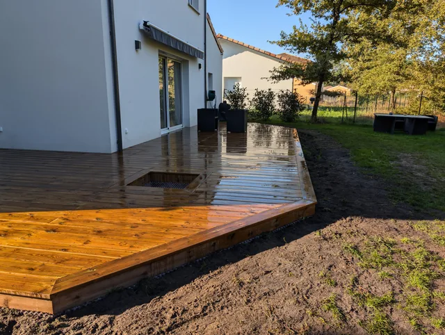 Terrasse en bois au pied de la maison