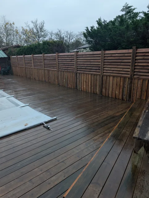 Terrasse en bois et plage de piscine